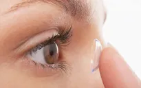Đeo kính áp tròng dễ nhiễm trùng mắt