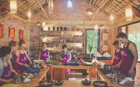 Du khách nước ngoài thích thú khi được trải nghiệm nấu ăn tại Huế