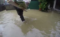 Xúc động người dân miền Trung giúp nhau trong mưa lũ