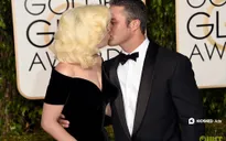 Lady Gaga “khóa môi” hôn phu trên thảm đỏ Quả cầu vàng