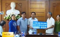 ĐSQ Việt Nam tại Lào tiếp nhận tiền ủng hộ miền Trung