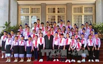 Tổng Bí thư, Chủ tịch nước CHDCND Lào tiếp Đoàn đại biểu thiếu nhi Việt Nam