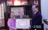 Việt kiều Lào đầu tiên được trao Huy hiệu 65 năm tuổi Đảng