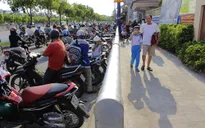 Ý kiến trái chiều xung quanh lắp đặt hàng rào vỉa hè