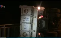 TP.HCM: Xe tải lật ngang trên cầu Phú Mỹ