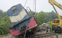 Lật tàu chở đá tại Huế, đường sắt Bắc - Nam tê liệt