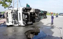 Bình Dương: Lật xe container, hàng trăm lít dầu tràn ra đường