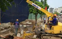 Lắp đặt cẩu tháp phá dỡ phần sai phạm tòa nhà 8B Lê Trực