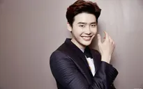 Lee Jong Suk hết mình ủng hộ Huyền thoại biển xanh