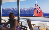 Sốc: Lindsay Lohan mất một nửa ngón tay
