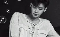 Mỹ nam phim W Lee Jong Suk mặc dị nhưng vẫn chất
