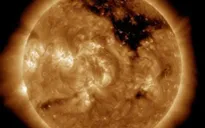 NASA phát hiện lỗ đen khổng lồ trên bề mặt của Mặt Trời