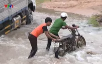 Mưa lũ chia cắt giao thông miền núi Phú Yên