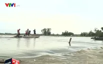 Lũ về Đồng Tháp: Vỡ đê, người dân phải di chuyển bằng đò