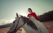 Mỹ Tâm khoác áo choàng đỏ, cưỡi ngựa trong MV mới