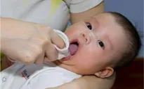 Rơ lưỡi cho trẻ đúng cách và an toàn
