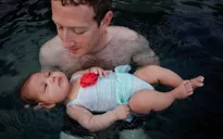Ông chủ Facebook dạy con gái tập bơi cực đáng yêu