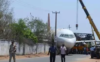 Sập cần cẩu làm rơi máy bay Airbus tại Ấn Độ
