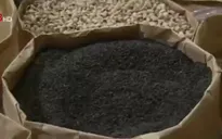 Có hay không tình trạng nhuộm mè đen từ than pin?