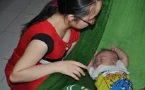 Thương cảnh mẹ mù chăm con trai bị ung thư mắt