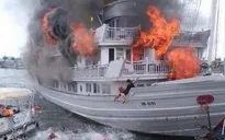 Tàu du lịch bốc cháy dữ dội tại cảng tàu Tuần Châu