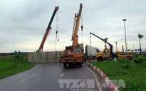 Hải Dương: Chạy nhanh, xe container lật nghiêng chắn ngang đường