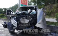 Thanh Hóa: Xe ben va chạm mạnh xe bán tải, 8 người thương vong