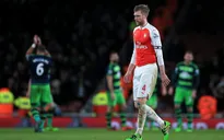 Vạ miệng, sao Arsenal bị "đàn anh" mắng té tát