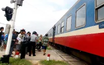 Mải mê chụp ảnh, 2 thanh niên bị tàu hỏa đâm tử vong