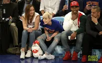 Miley Cyrus khoe nhẫn đính hôn