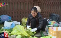 Người dân Hà Nội mở hàng lấy may đầu năm mới