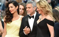 George Clooney nắm chặt tay vợ khi đứng cạnh Người đàn bà đẹp