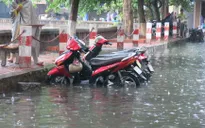 Mưa lớn trái mùa ở Biên Hòa, nhiều tuyến đường ngập nặng