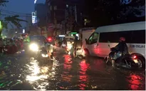 Giao thông hỗn loạn vì mưa lớn gây ngập và kẹt xe kéo dài tại TP.HCM