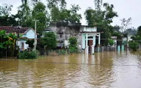 Nước lũ ở Nam Trung Bộ rút chậm, hàng chục nghìn hộ dân bị cô lập