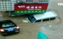 Trung Quốc: Mưa lớn bất thường, cuốn trôi nhiều ô tô