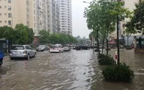 VIDEO: Nhiều tuyến phố Hà Nội ngập trong biển nước sau mưa lớn