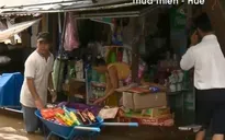 Mưa lũ miền Trung: 4 người bị cuốn trôi, hàng trăm ngôi nhà tốc mái