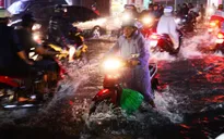 TP.HCM "rối loạn" vì mưa lớn