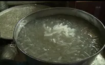 Rùng mình với công nghệ làm mứt Tết ở làng nghề Xuân Đỉnh