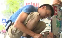 Thợ hàn xì vất vả mưu sinh dưới nắng nóng như đổ lửa