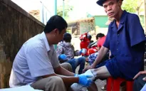 Trao quà sinh kế cho nạn nhân bom mìn Bình Định