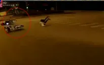 Hai xe máy vượt đèn đỏ tông nhau, 3 người văng lộn nhào
