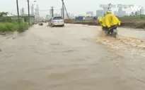 Đường TP.HCM ngập trong biển nước sau cơn mưa lớn