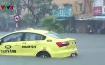 Mưa lớn hoành hành gây ngập các tỉnh miền Trung