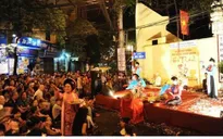 “Sắc 16” trình diễn áo dài ngoài trời tại khu phố cổ Hà Nội