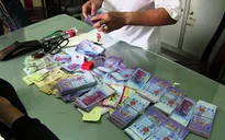 Bắt giữ một người nước ngoài lừa đổi ngoại tệ giả lấy tiền Việt