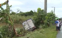 Xe lao xuống vệ đường do tài xế ngủ gục tại Sóc Trăng