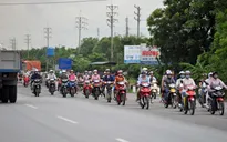 Hàng trăm công nhân đi ngược chiều trên Quốc lộ 5