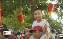 Người dân thành phố Huế chào đón đoàn đua xe đạp quốc tế VTV Cúp Tôn Hoa Sen 2016